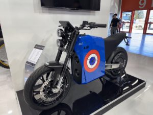 AJP Fugora in Blau mit Flugzeug-Hoheitszeichen