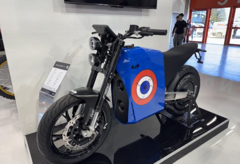 AJP Fugora in Blau mit Flugzeug-Hoheitszeichen