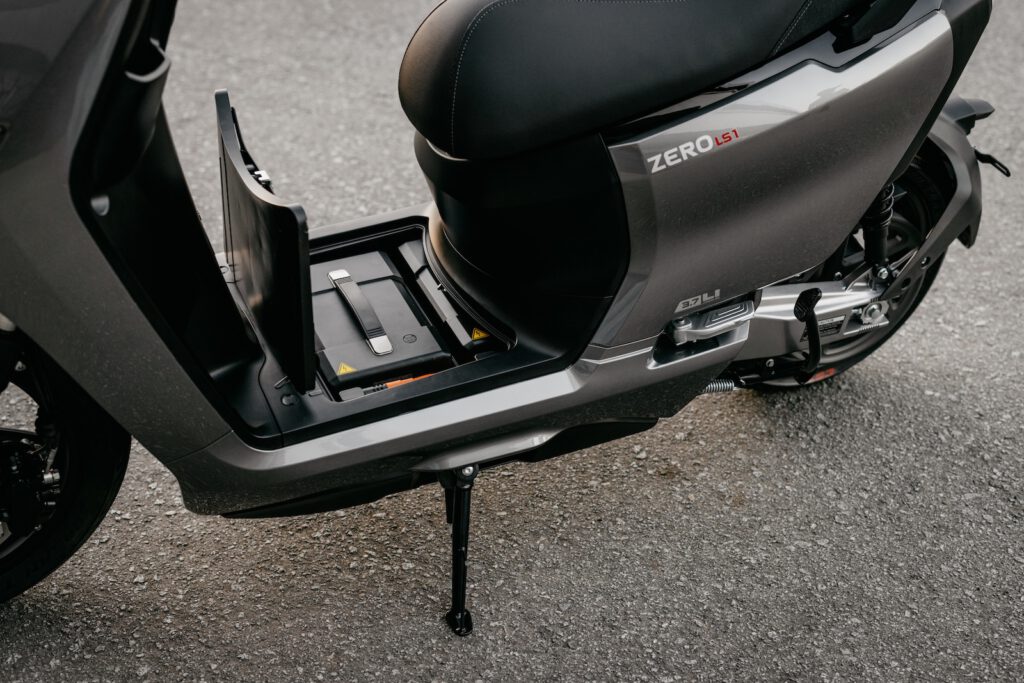 Akku im Trittbrett des LS1